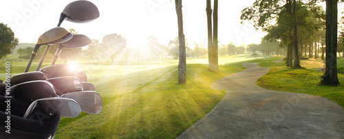 Kierowcy klubów golfowych nad pięknym polem golfowym o zachodzie słońca, wschodzie słońca.