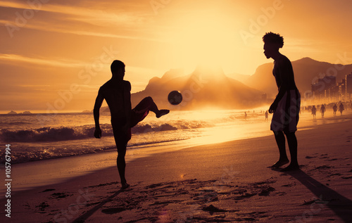 Fussballspiel am Strand in Rio bei Sonnenuntergang