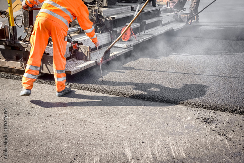 Straßenbau, Asphaltierungsarbeiten für neuen Straßenbelag 