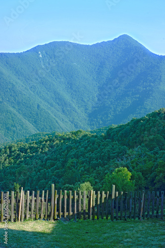 Montañas en el prepirineo de girona españa con cercado de madera