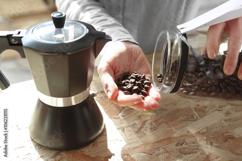 Kawa ziarnista do parzenia w kawiarce ciśnieniowej