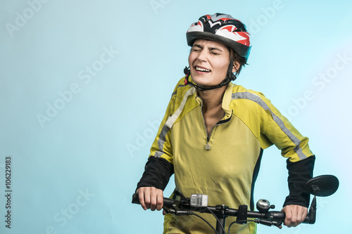 Donna vestita da ciclista che fatica su sfondo celeste