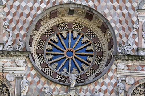 Begamo, cappella Colleoni; il rosone della facciata