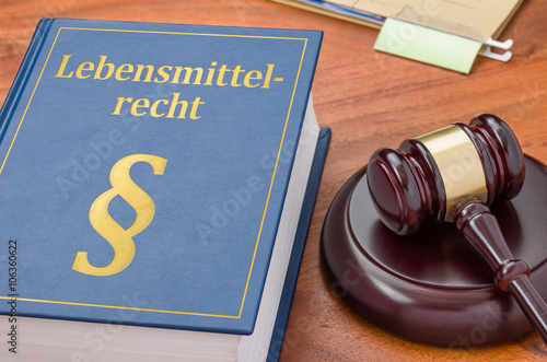 Gesetzbuch mit Richterhammer - Lebensmittelrecht