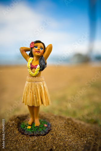 Figur einer Hula Tänzerin am Strand