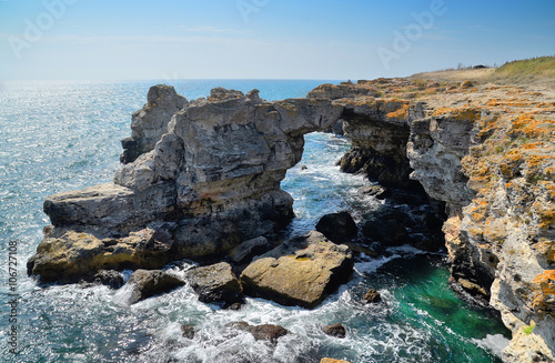 Formacje skalne na brzegu morza w pobliżu Tyulenovo w Bułgarii