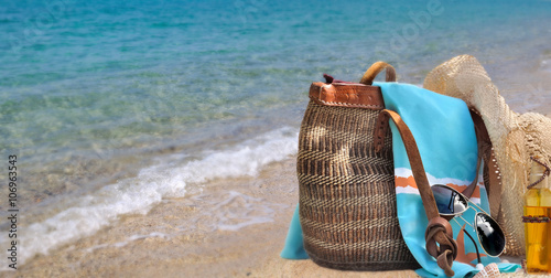 sac de plage et accessoires sur fond plage et mer en bord de mer