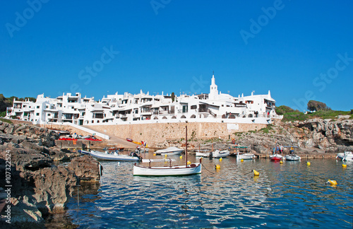 Minorca, isole Baleari, Spagna: il villaggio di pescatori di Binibeca Vell il 10 luglio 2013. Il villaggio bianco fu progettato dall’architetto spagnolo Antonio Sintes nel 1972