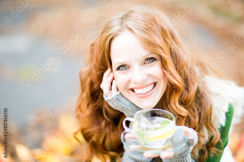 Hübsche Frau mit Teeglas