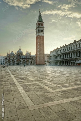 Piazza San Marco mit Campanile und Markusdom in HDR
