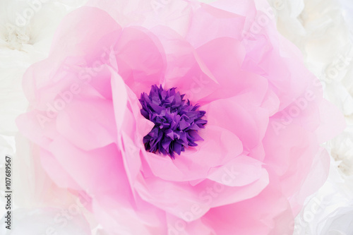 Розовый цветок из бумаги