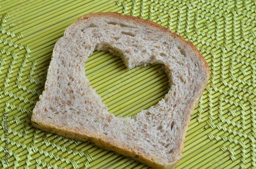 kromka chleba z sercem