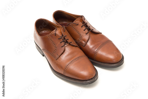 Мужские классические ботинки, модель оксфорды, из кожи коричневого цвета на белом фоне