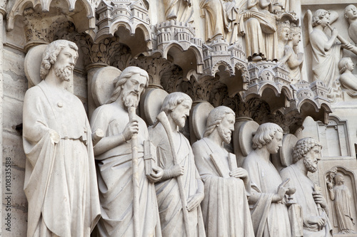 Particolare del portale centrale della Cattedrale di Notre-Dame a Parigi con le statue degli apostoli.