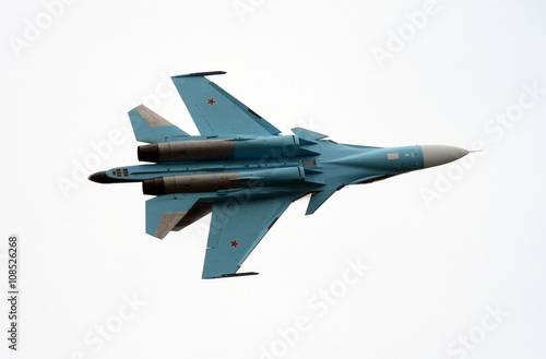  The su-27 aerobatic team "Falcons of Russia" in the sky over Zhukovsky