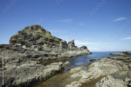 千畳敷海岸1792年（寛政4年）の地震により隆起して出来た岩床の海岸です