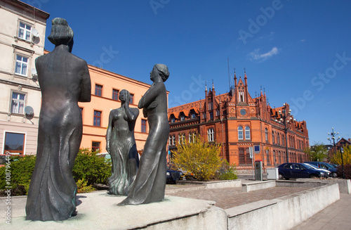 Pomnik "Trzy Gracje" oraz zabytkowy budynek poczty na bulwarze nad Brdą, Bydgoszcz, Polska Sculpture and Main Post Office Building in Bydgoszcz, Poland 