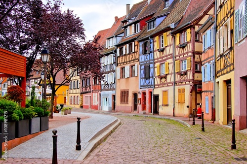Urocze kolorowe domy Alzackie miasto Colmar, Francja