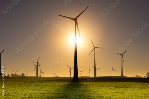 Windräder Windrad Windpark Windenergie Sonnenaufgang Gegenlicht, öko strom ökologische stromerzeugung stromanbieter strompreise stromgewinnung fördermittel klimaveränderung, klimawandel, stromsteuer 