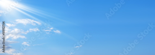 Template di un cielo con delle nuvole e dei raggi di sole nella parte sx 