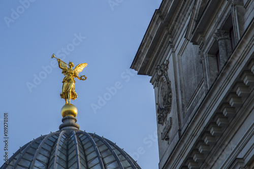 Kuppel der Kunstakademie Dresden mit Fama Figur