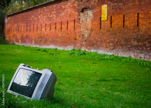 Wyrzucony telewizor