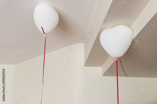 Białe balony w kształcie serc wiszące przy suficie
