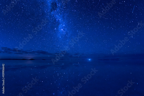ウユニ、水面に映る天の川と流れ星。 The Milkyway Galaxy and shooting star reflected surface of the water.
