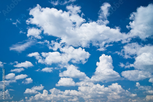 Chmury i niebo