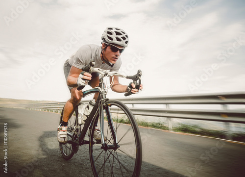 Rowerzysta pedałowanie na rowerze wyścigowym na świeżym powietrzu