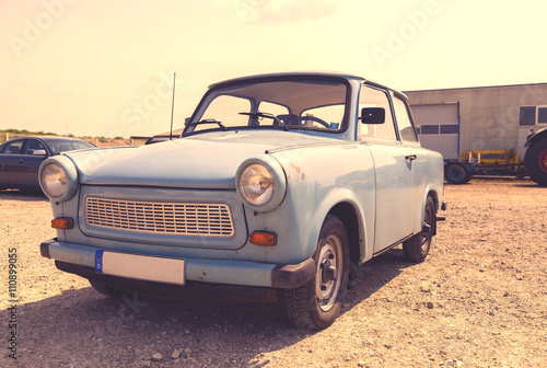 blauer Trabant in warmen Farben