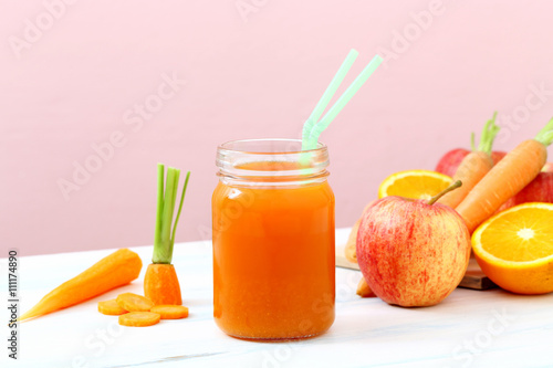 succo di frutta e verdura carote mele agrumi sfondo tavolo di cucina