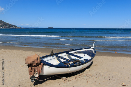 barca sulla spiaggia