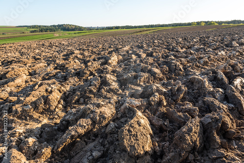 Widok na zaorane pole w piękny słoneczny dzień na wsi 