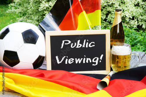 Public viewing, Fußball-EM, Fussball-EM, Fußball, Deutschlandfahne, Bier, Bierglas, Tafel mit Schrift, Tröte
