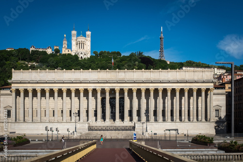 Lyon vue sur Fourvière, le tribunal et le parvis du Palais