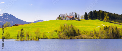 Panorama Landschaft in Bayern im Allgäu bei Fuessen