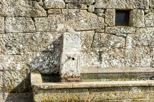 Fuente de piedra con caño de agua, 