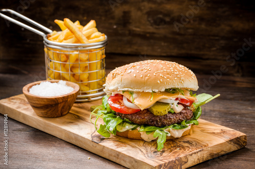 Burger mit Pommes auf Holz