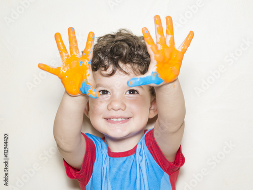 Niño mostrando sus manos pintadas