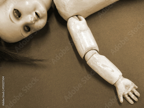 Detail einer liegenden Gliederpuppe aus Holz – antikDetail of a lying jointed doll made of wood – antique 