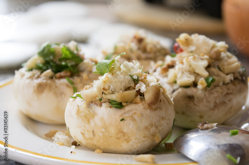 stuffed mushrooms with pine nuts and breadcrumbs