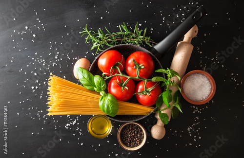 preparazione pasta italiana su fondo nero