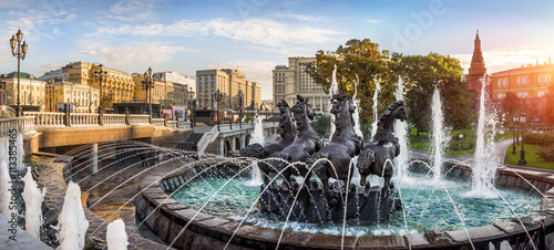 Кони в фонтане Horses in the fountain