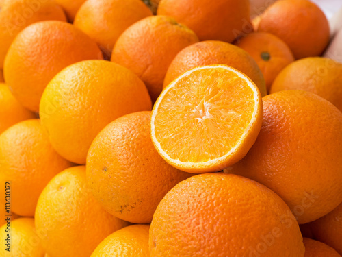 Fruchtige Vitamine vom Markt - frische Apfelsinen - Orangen