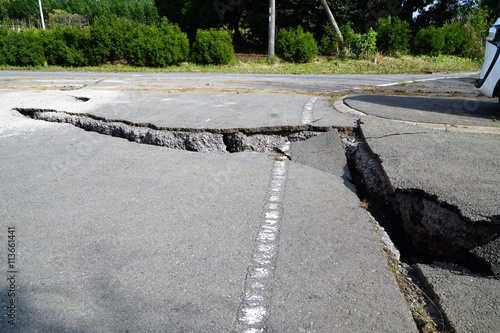 阿蘇地震で陥没した道路(日本の阿蘇地震) 熊本地震から4日後に撮影 