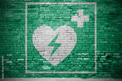 Rettungszeichen Automatisierter Externer Defibrillator (AED) Ziegelsteinmauer Graffiti