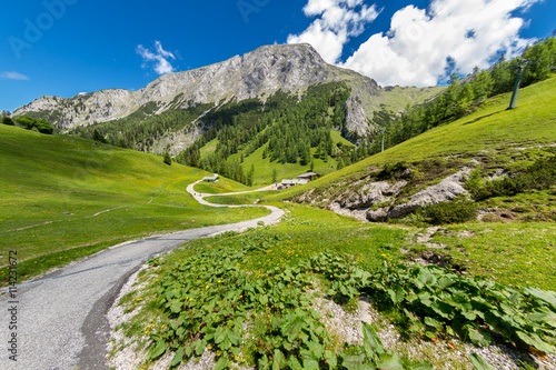 trail on through the mountains of the bavarian alps / Wanderweg durch die bayrischen Alpen