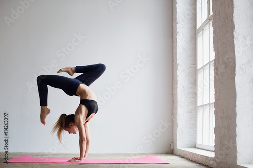 Practices yoga.