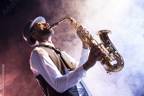 Saxofonista retro entre humo